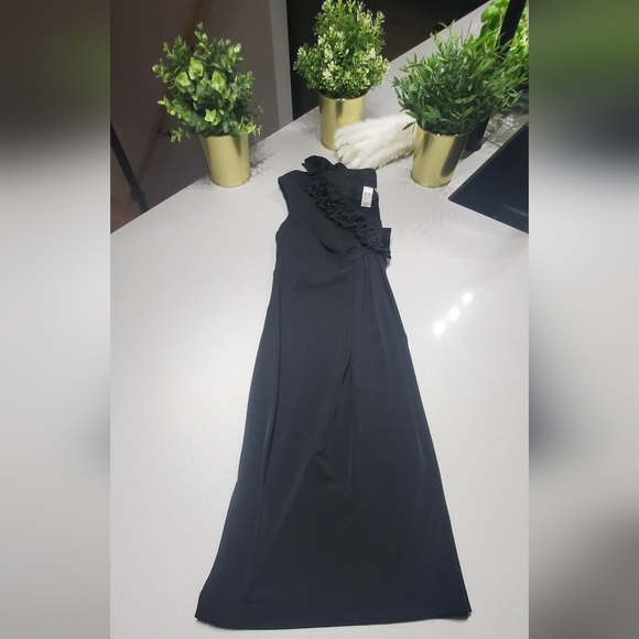 EMMA & MICHELE Belle petite robe noire avec drapage au devant et encolure en V - Picture 7 of 7